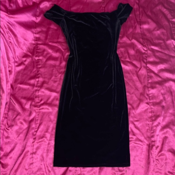 Windsor Dresses & Skirts - Windsor Black Velvet Dress 🖤